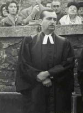 Photo en noir et blanc de Daniel Atger en robe pastorale